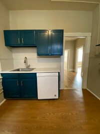 Building Photo - AVAILABLE NOW!! Updated 2bed 1bath!