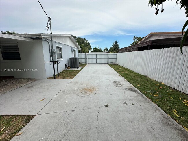 Building Photo - 15640 SW 102nd Pl