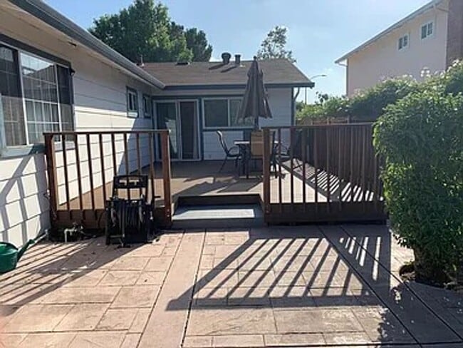 Building Photo - CAMBRIAN AREA - Beautifully Maintained 3-B...