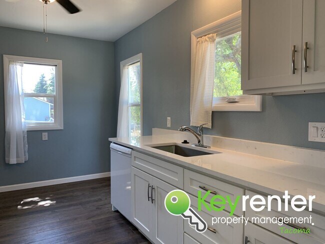 Building Photo - Recently Remodeled 3bd/1.5Bath Tacoma House!