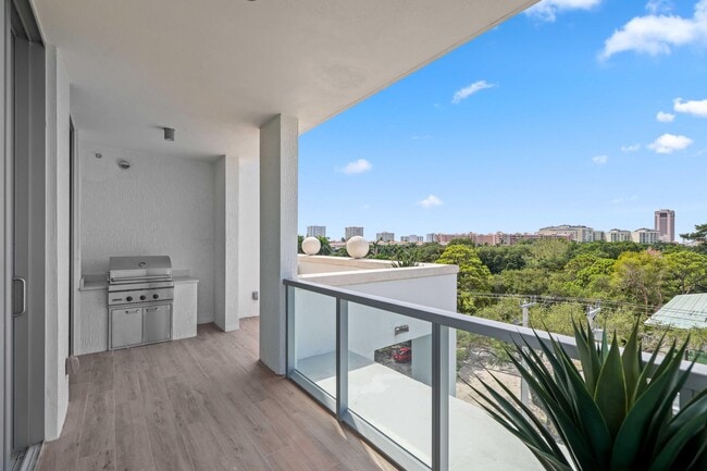 Building Photo - 475 E Royal Palm Rd