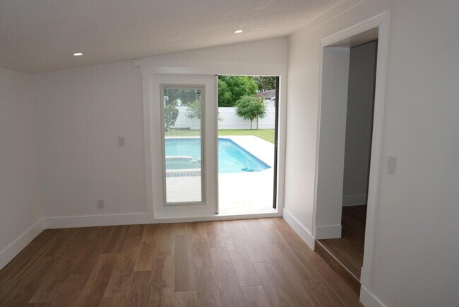 Building Photo - 403 Pinegrove Ave