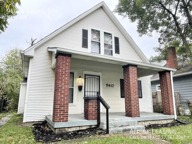 Building Photo - Large Near East 3BR/2BA House!