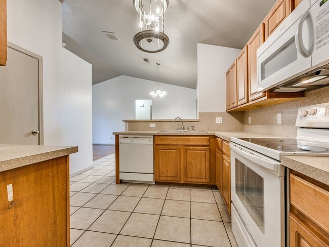 Building Photo - Charming 3-Bedroom Home in the Desirable V...