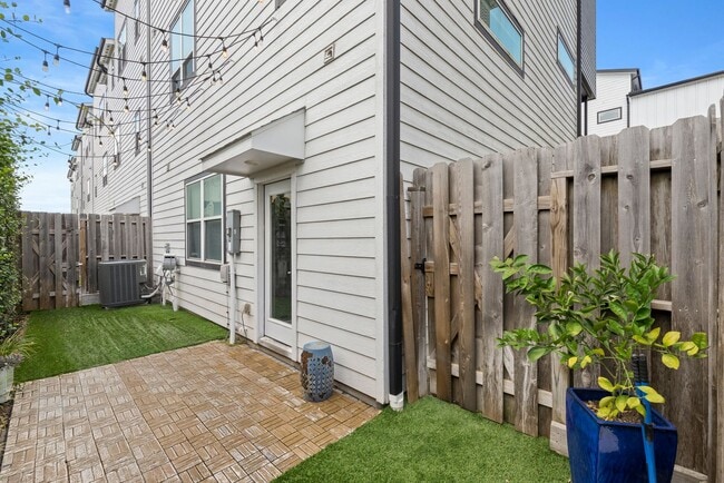 Building Photo - Modern Three-Story Home in Timbergrove Yards