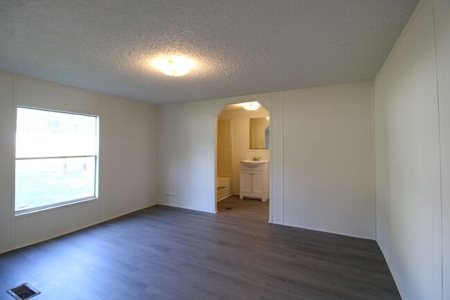 Building Photo - Experience peaceful country living!