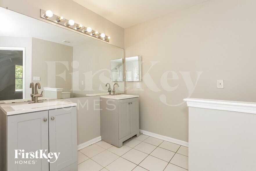 Building Photo - 370 Tait Rd