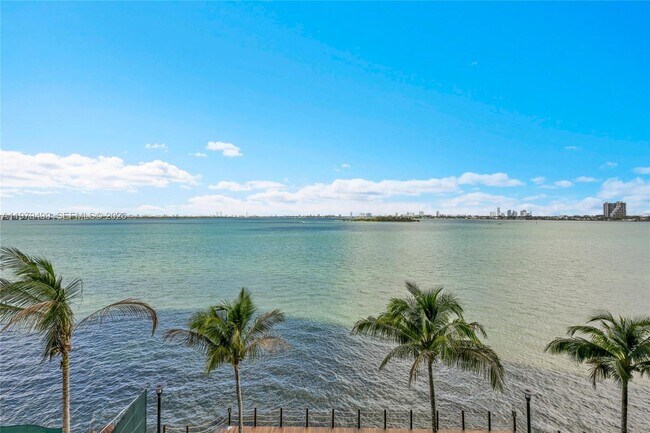 Building Photo - 700 NE 24th St