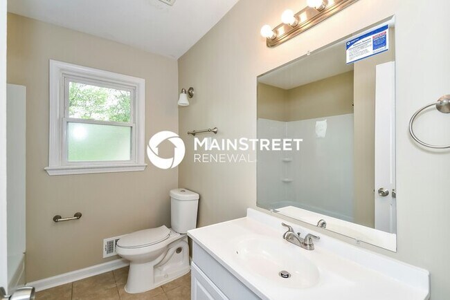 Building Photo - 3 Bedroom Pet-Friendly Home in Hillview, KY with Main Street Renewal