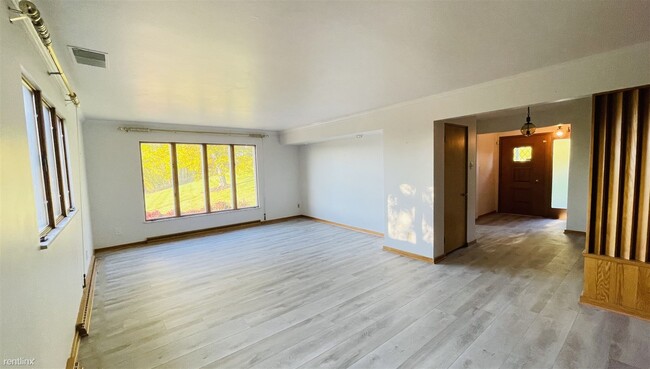 Building Photo - 4 br, 2.5 bath Condo - 1491 East Maiden St...