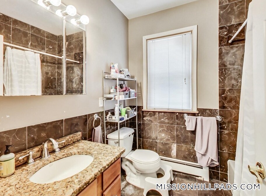 Building Photo - 47 Hillside St