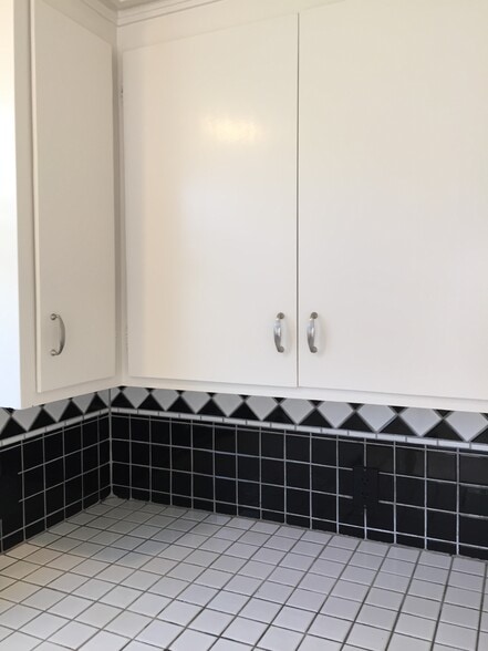 Building Photo - 5828 E Parkcrest St