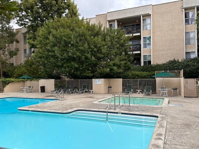 Building Photo - 7111 Raintree Cir