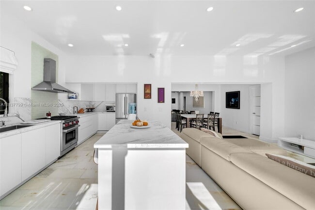 Building Photo - 110 3rd San Marino Terrace