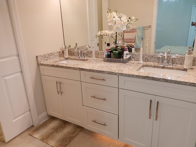 Building Photo - 2886 Fontana St