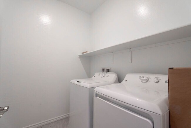 Building Photo - 7126 Calvert Cliffs St