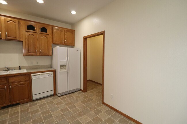 Building Photo - Spacious Home for rent!