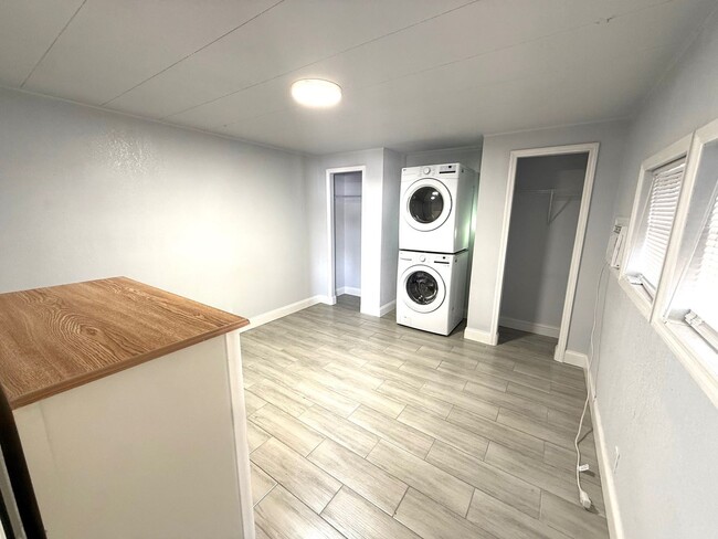 Building Photo - Charming Renovated 2-Bed / 1-Bath Mobile Home for Rent in Bradenton – Available Now!