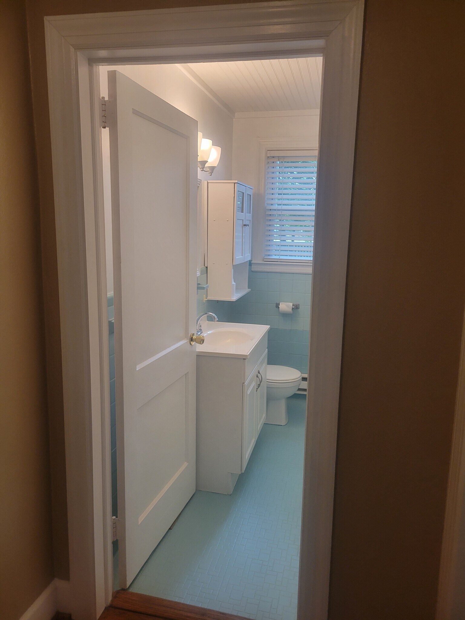 bathroom from hallway - 1500 Meads Rd