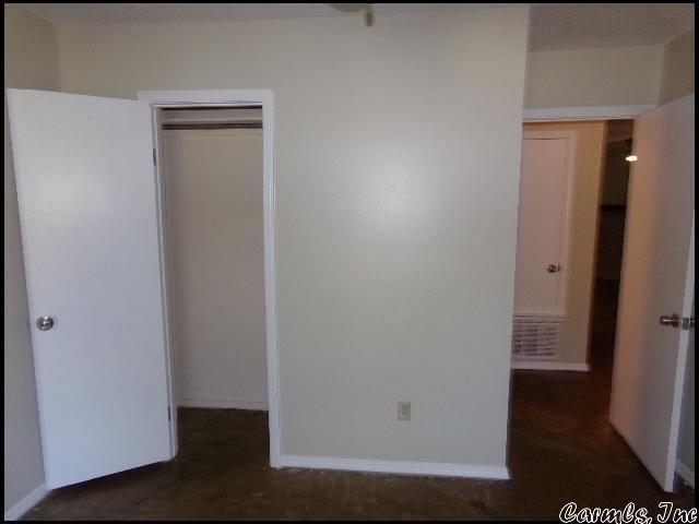 Building Photo - 49 Oak Forest Pl