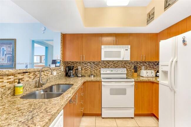 Building Photo - 17375 Collins Ave
