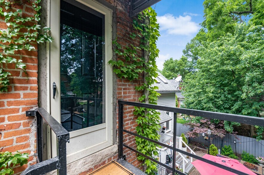 Exterior - 36 E Kossuth St
