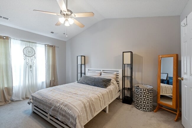 Building Photo - Corner lot 3 bed 2.5 bath with large fenced yard in Grove Park!