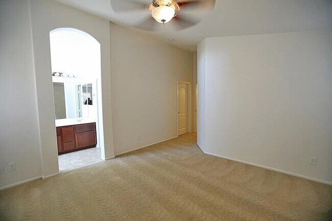 Building Photo - SPACIOUS 4-BEDROOM HOME IN PEORIA CUL-DE-SAC
