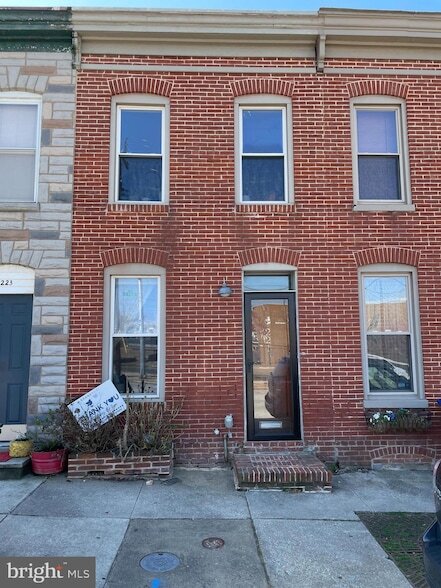Building Photo - 221 E Heath St