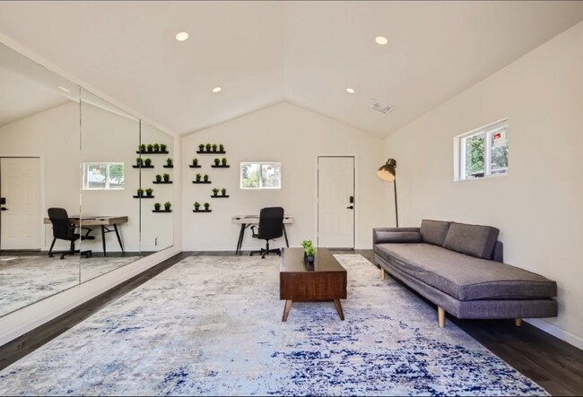 Building Photo - 1296 Vaughn St