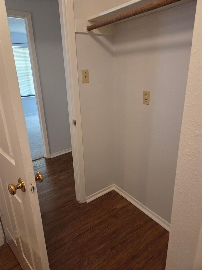 Building Photo - 8111 Baywood Dr