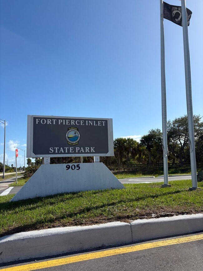 Building Photo - 914 Shorewinds Dr