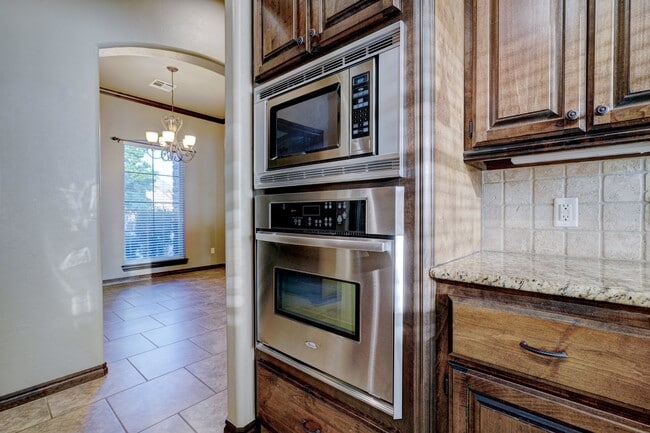 Building Photo - 812 Ryan Rd