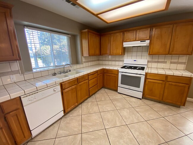 Building Photo - Cozy NW Visalia Home Rent Ready!