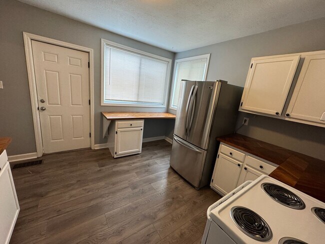 Building Photo - Fountain Square 3 Bed 2 Bath with fenced in backyard