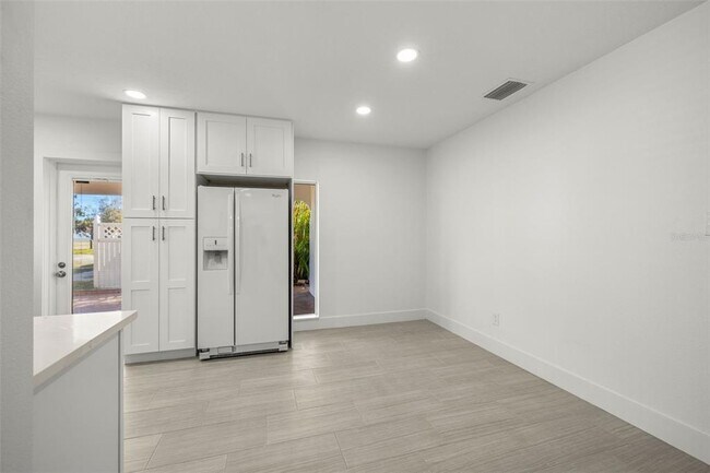 Building Photo - 3114 W Tampa Bay Blvd