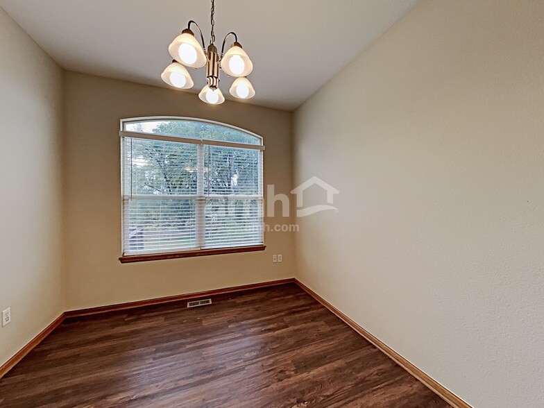 Building Photo - 1212 E 135th Pl