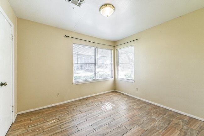 Building Photo - 4710 Wedgewood Dr