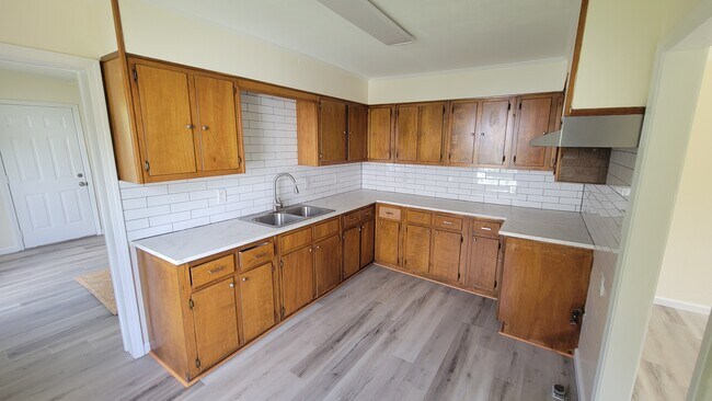 Building Photo - 609 W 75th St