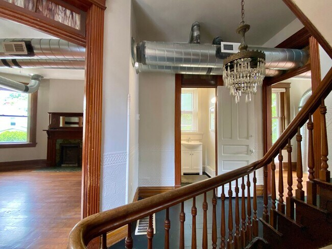 Building Photo - 146 Parker St