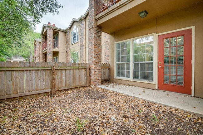 Building Photo - BEST 2 BEDROOM - PRIVATE YARD - PRIVATE GA...