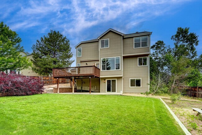 Building Photo - 4 bedroom, 5 bath hime with 3 car garage