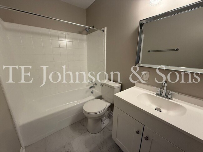 Building Photo - 1 Bedroom Minutes from The School of the Arts!