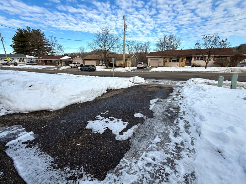 Building Photo - 1814 Spruce Dr