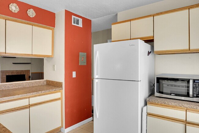 Building Photo - $1,440.95- 2 Bed, 1.5 Bath Townhome in CO Springs with Central AC and All Utilities Included