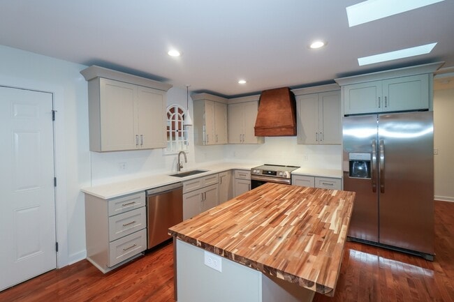 Building Photo - 440 S May St