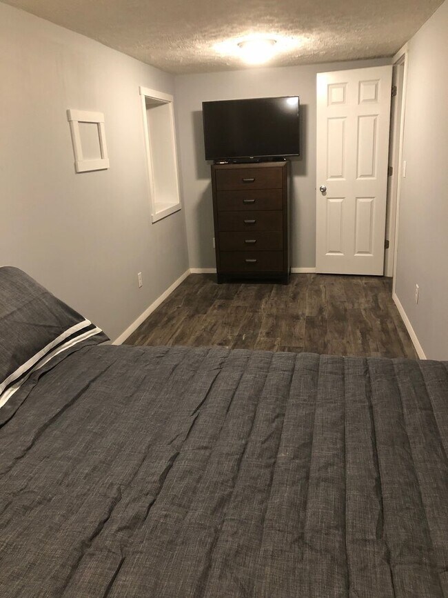 Building Photo - Charming 5 BD/3 BA down the street from Kelley and Luddy!