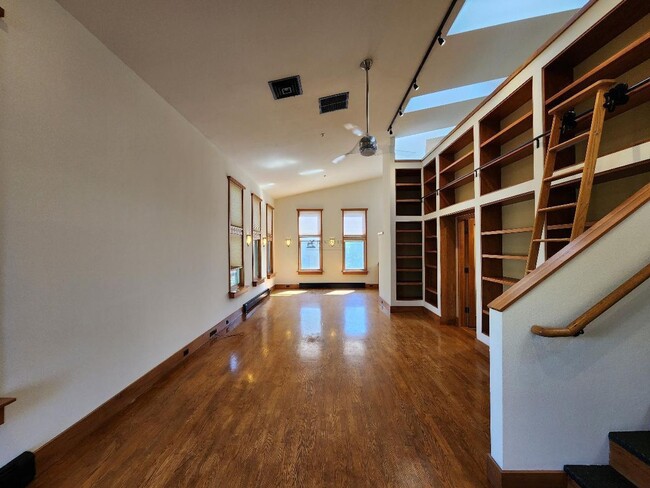 Building Photo - 3600 Cerrillos Rd