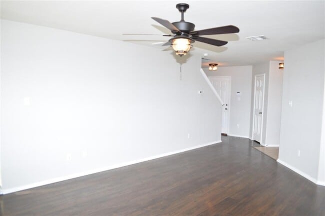 Building Photo - 375 Housefinch Loop