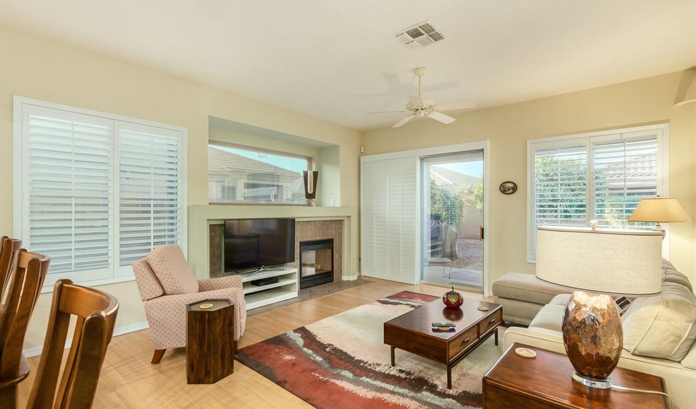 Building Photo - 892 W Raven Dr